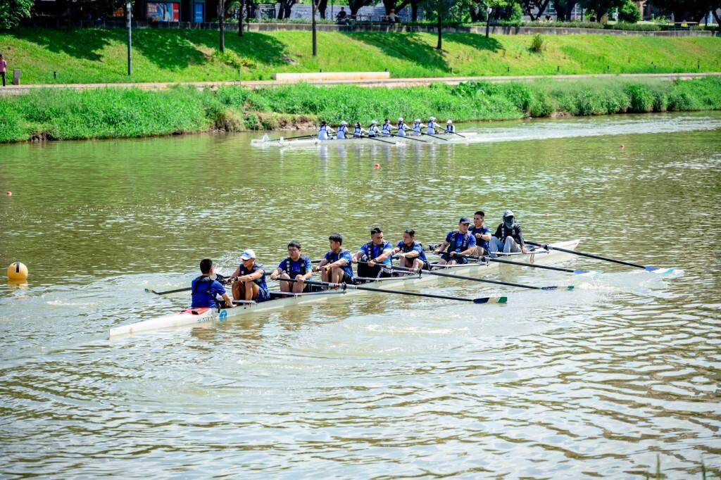 身后拖曳的 身后拖曳的