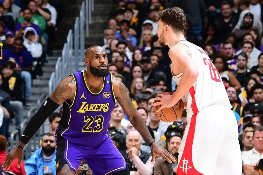 詹姆斯示好, 当詹姆斯对, 库明加带队